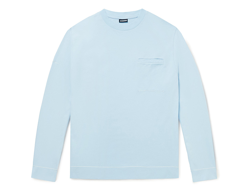 تمتع بإطلالة فرنسية مريحة مع منتجات Jacquemus الحصرية على منصة Mr Porter
